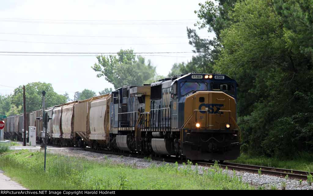 CSX 4588 leads train F728 towards the yard